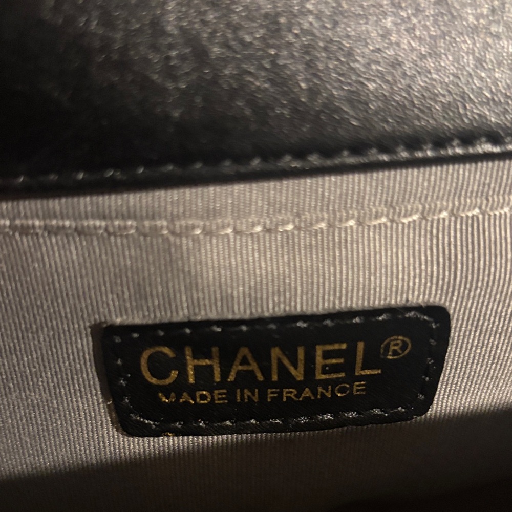CHANEL Black Quilted Shoulder Bag with Gold Hardware - Picture 2 of 6